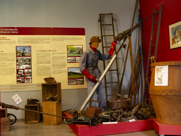 Mannequin de mineur et panneaux de l'exposition de la Maison du Fer