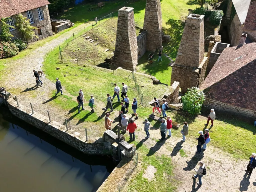 Visiteurs aux forges de Varenne, vus du ciel